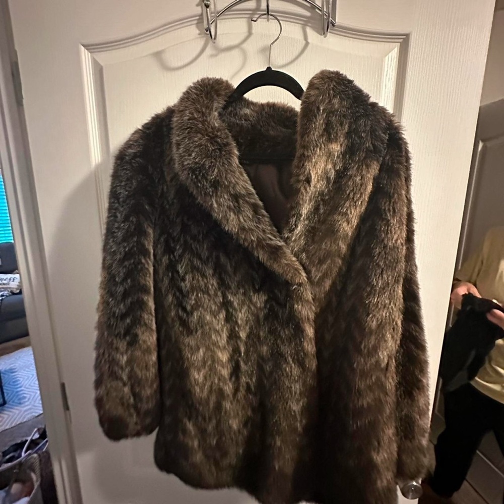 Vintage authentic fur coat made in USA.
brand: Style Val ltd